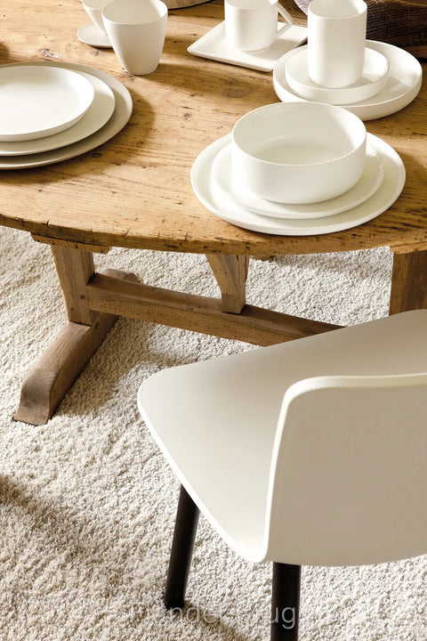 LANA 柔境羊毛亮絲厚織地毯象牙白 100 桌椅特寫